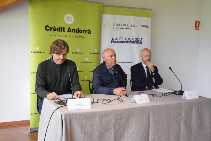 El promotor de l'esdeveniment, Jose Manuel Lara; el president institucional d'Aravell Golf Club, Antonio Rodríguez; i el director de l'àrea Negoci Bancari Andorra de Crèdit Andorrà, Martí Alfonso, durant la presentació del torneig Aravell Golf Open by Crèdit Andorrà.